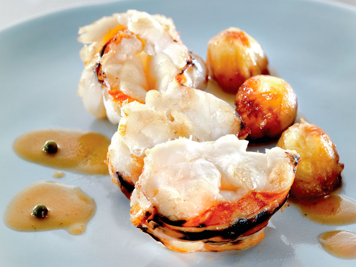 Langosta a la pimienta verde con piña caramelizada
