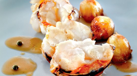 Langosta a la pimienta verde con piña caramelizada