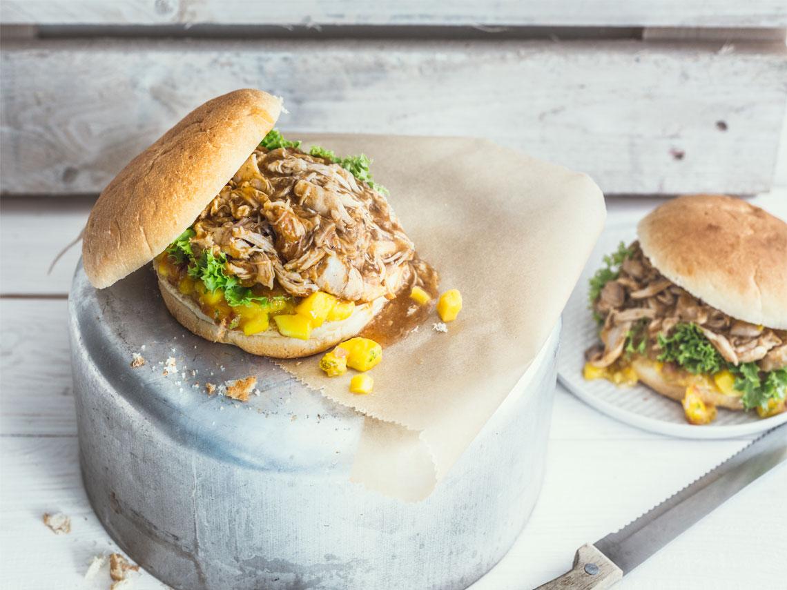 Hamburguesa de pollo desmechado con chutney de mango