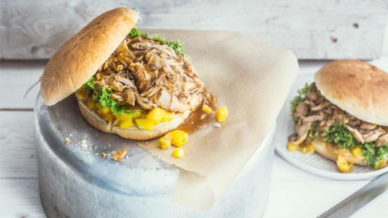 Hamburguesa de pollo desmechado con chutney de mango