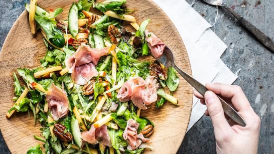 Ensalada de nectarinas, jamón y nueces