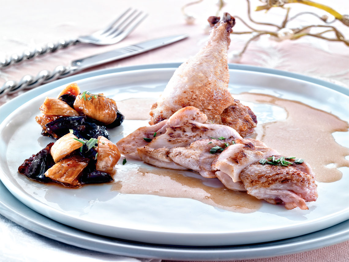 Picantón con higos, ciruelas y orejones