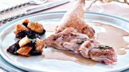 Picantón con higos, ciruelas y orejones