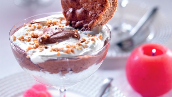 Mousse de chocolate con bizcocho de miel y nueces