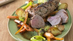 Solomillo de cerdo asado con patatas y verduras. Receta paso a paso