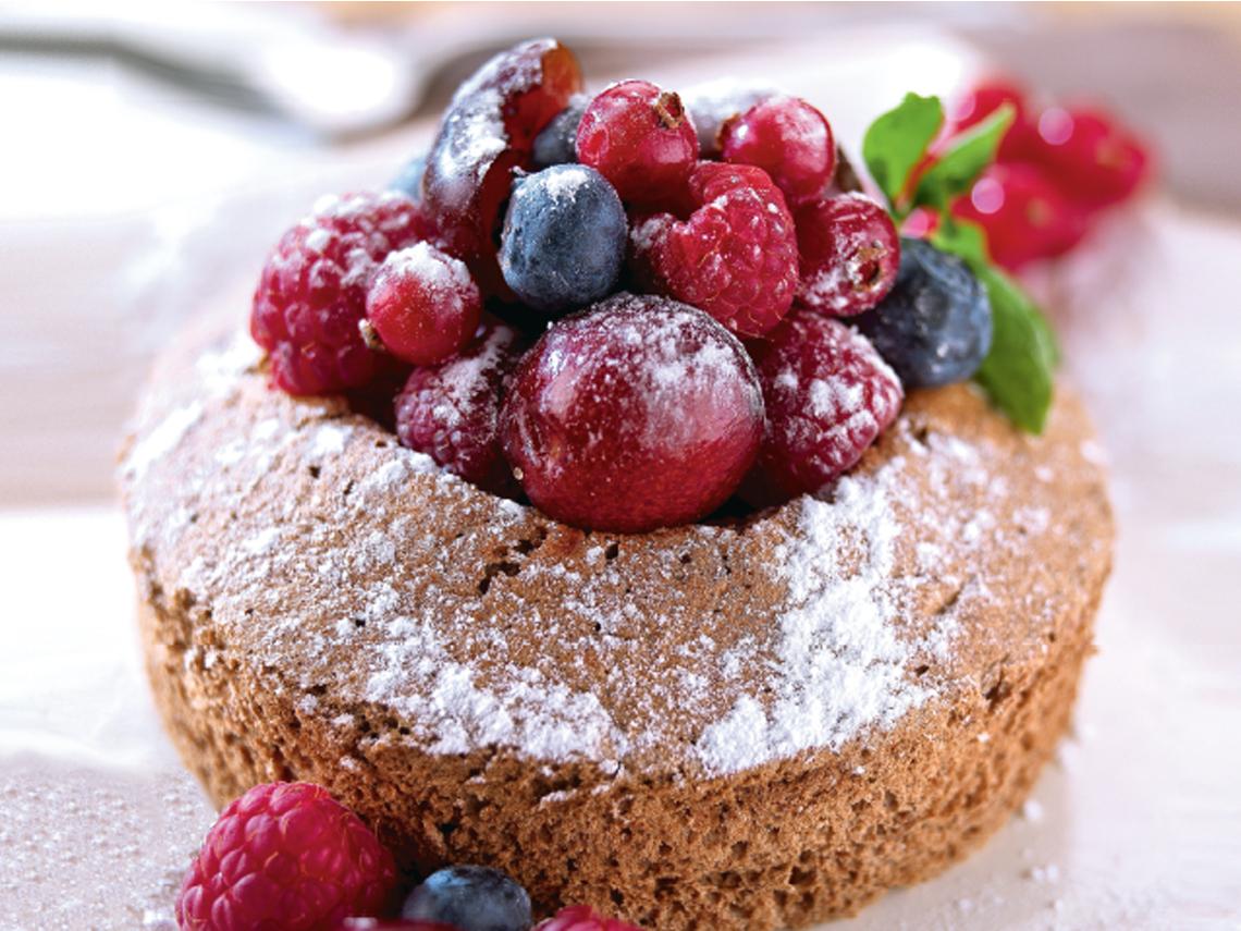 Bizcocho de chocolate con frutos rojos