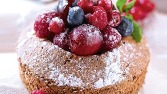 Bizcocho de chocolate con frutos rojos