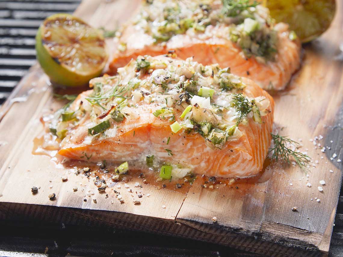 Salmón marinado a la parrilla. Receta paso a paso