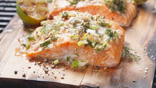 Salmón marinado a la parrilla. Receta paso a paso