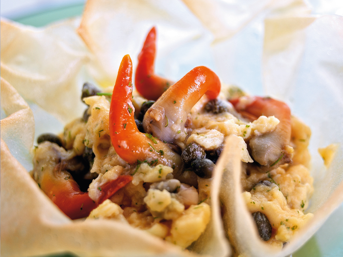 Tulipa de huevos revueltos con langostillos