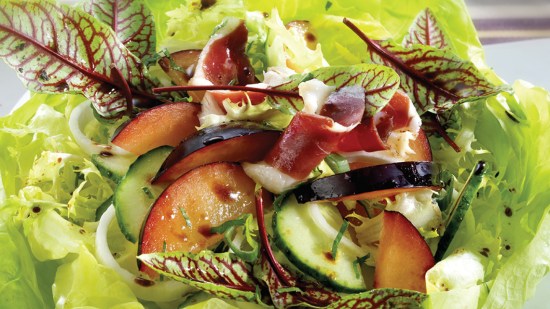 Nido de hojas con ibérico y ciruelas