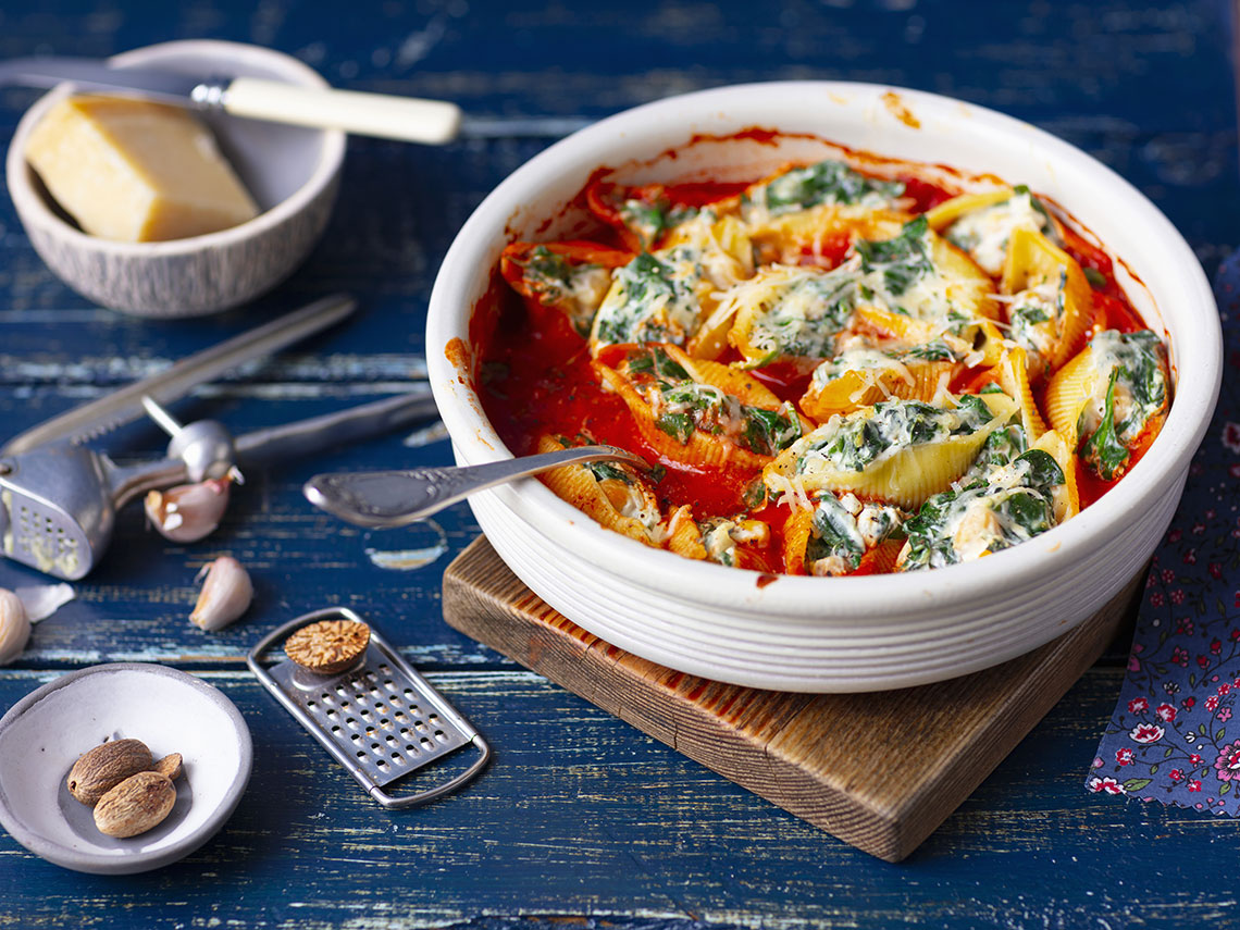 conchas de pasta rellenas de queso, espinacas y garbanzos