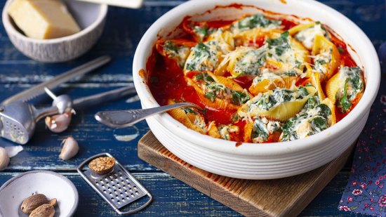 conchas de pasta rellenas de queso, espinacas y garbanzos