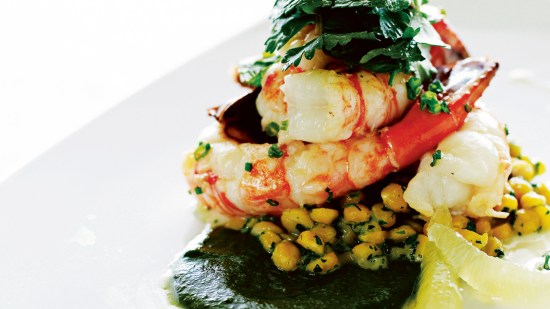 Gambas sobre nido de garbanzos mini con salsa de menta