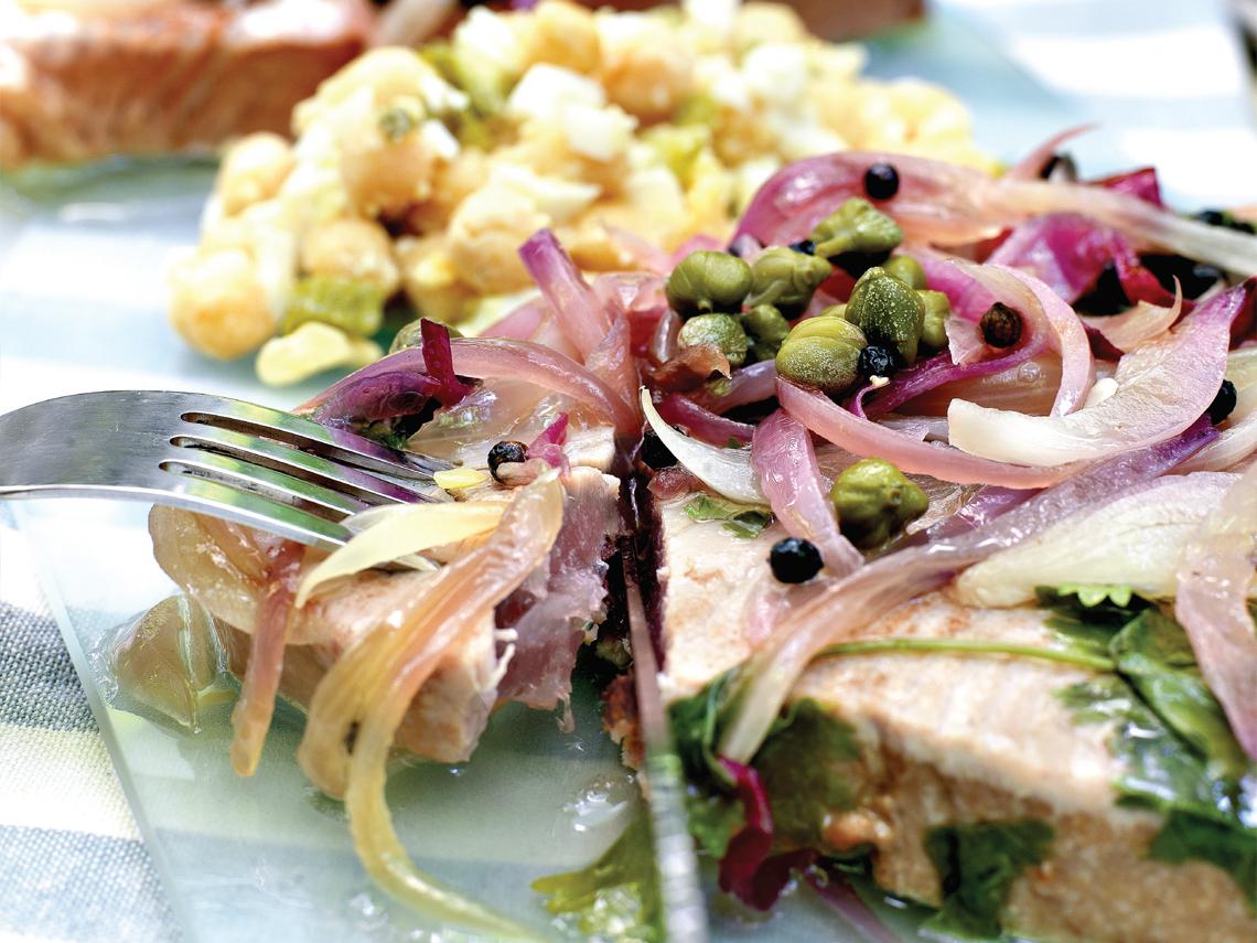 Atún ilustrado con ensalada