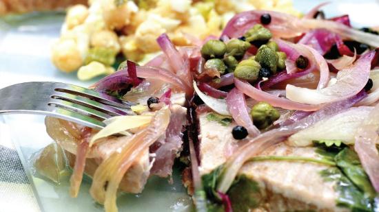 Atún ilustrado con ensalada