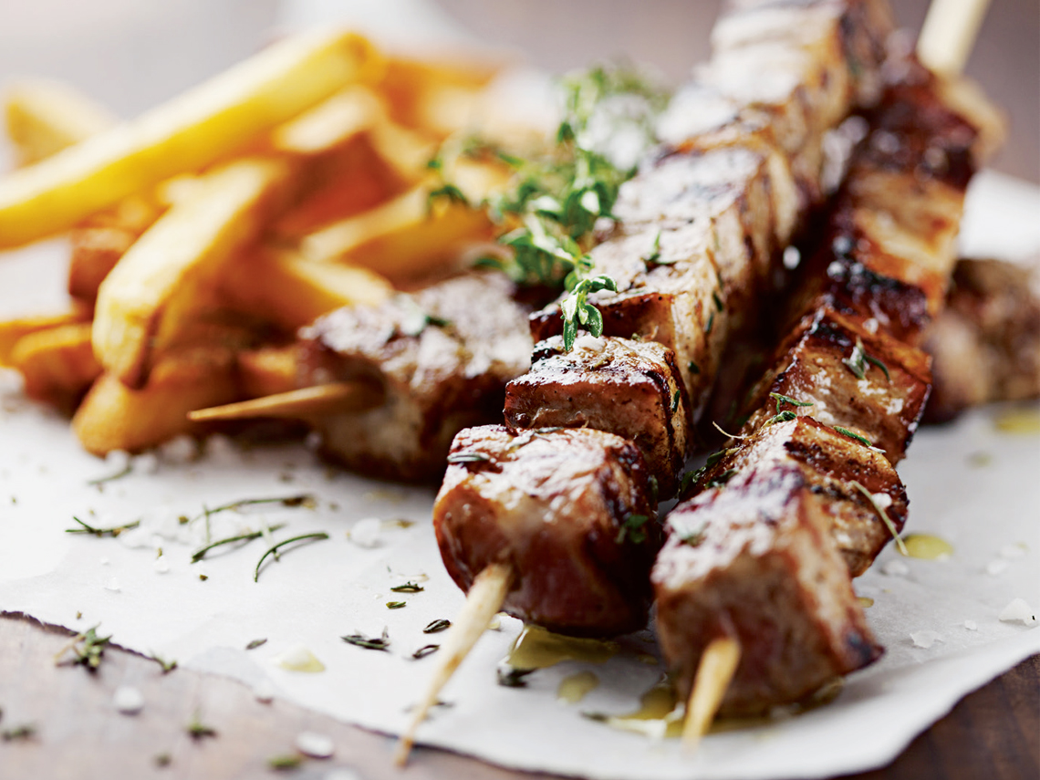 Brochetas de carne marinada con patatas a la `mignonette´