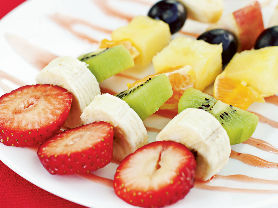 Brochetas de fruta con tofe de limón