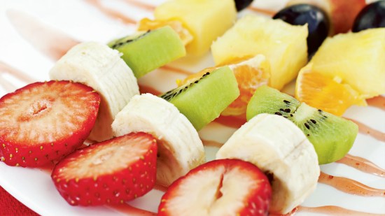 Brochetas de fruta con tofe de limón