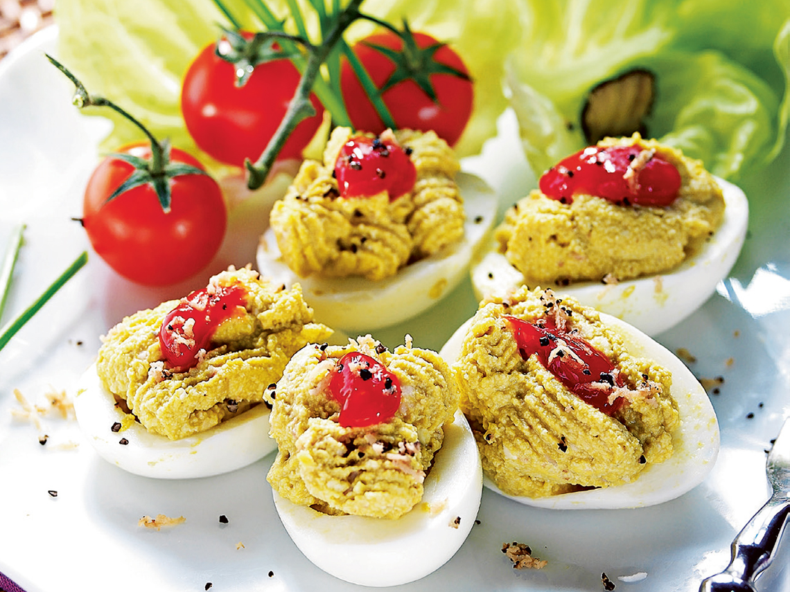 Huevos rellenos de queso azul y nueces