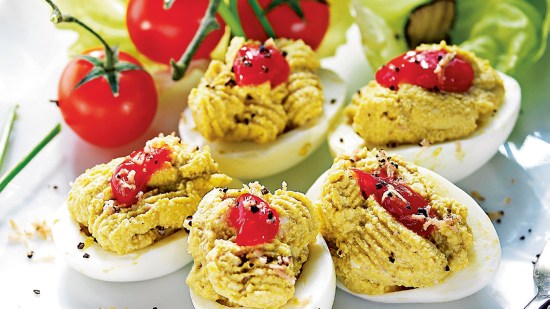 Huevos rellenos de queso azul y nueces