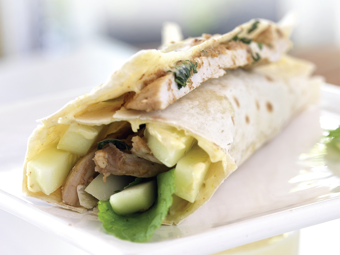 Rollo de pan dürüm con pollo