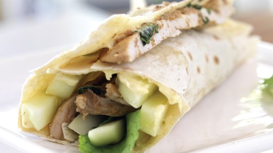 Rollo de pan dürüm con pollo