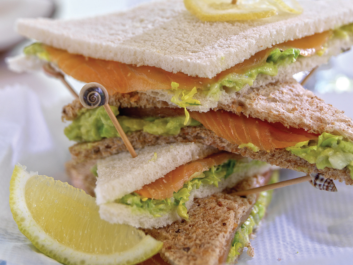 Sándwich de salmón, guacamole y lechuga