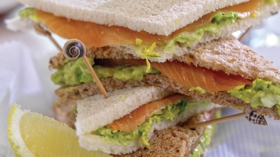 Sándwich de salmón, guacamole y lechuga