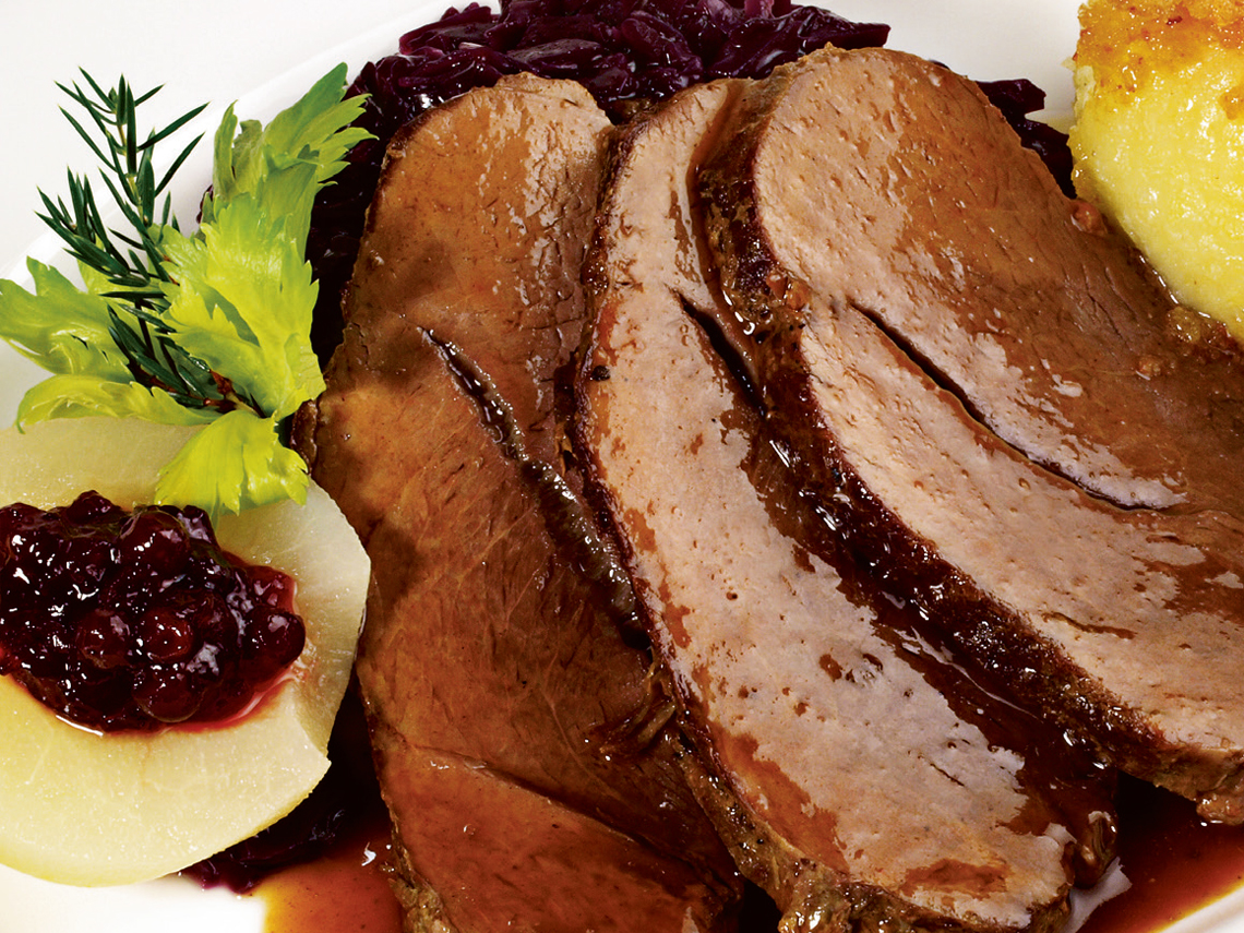 Jabalí marinado con frutas y salsa de vino tinto