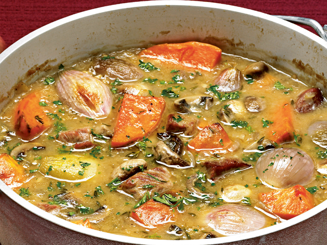 Ciervo a la cazuela con setas y verduras