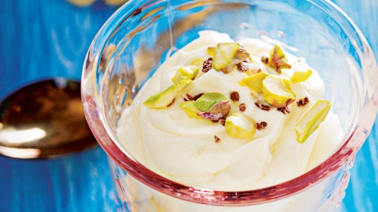 Crema de chocolate blanco y yogur con pistachos