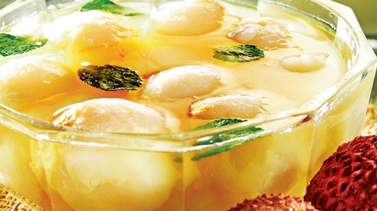 Lichis en gelatina de moscatel y salsa de yogur