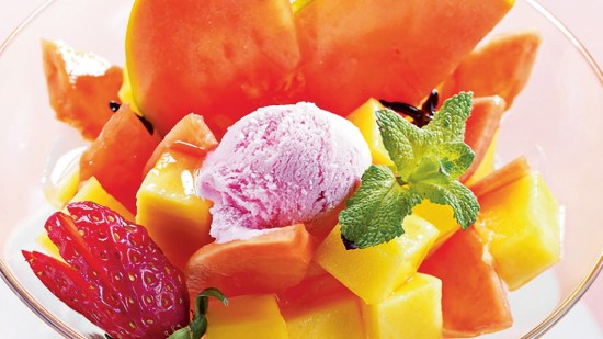 Mango y papaya en almíbar con helado de fresa