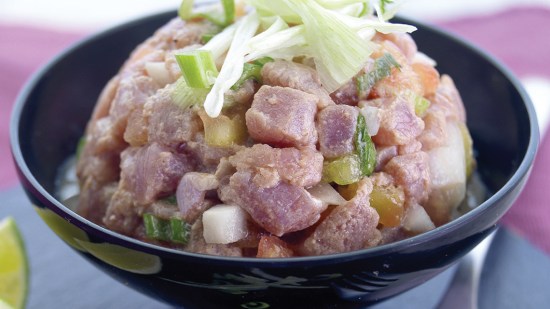 Tartar de atún rojo con tomate y cebolletas