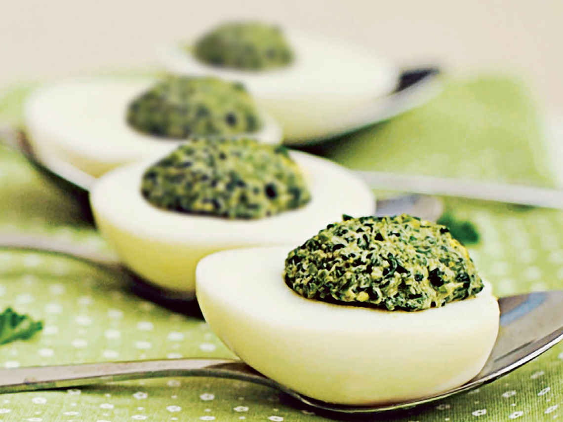 Huevos rellenos con mayonesa de albahaca
