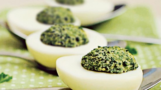Huevos rellenos con mayonesa de albahaca