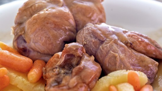 Salteado de conejo con piña