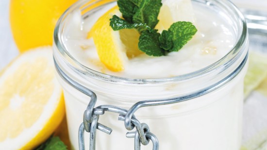 Yogur líquido con limón y hierbabuena
