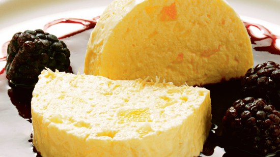 Helado de piña con salsa de moras