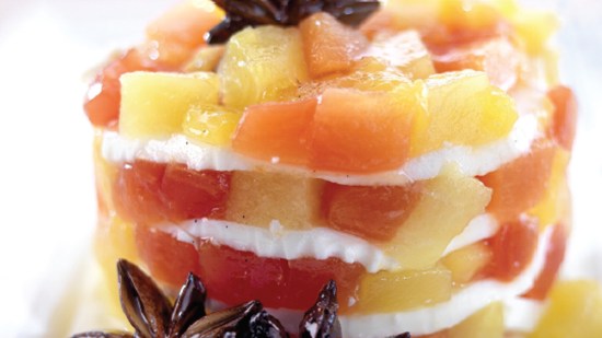 Macedonia de queso y frutas tropicales