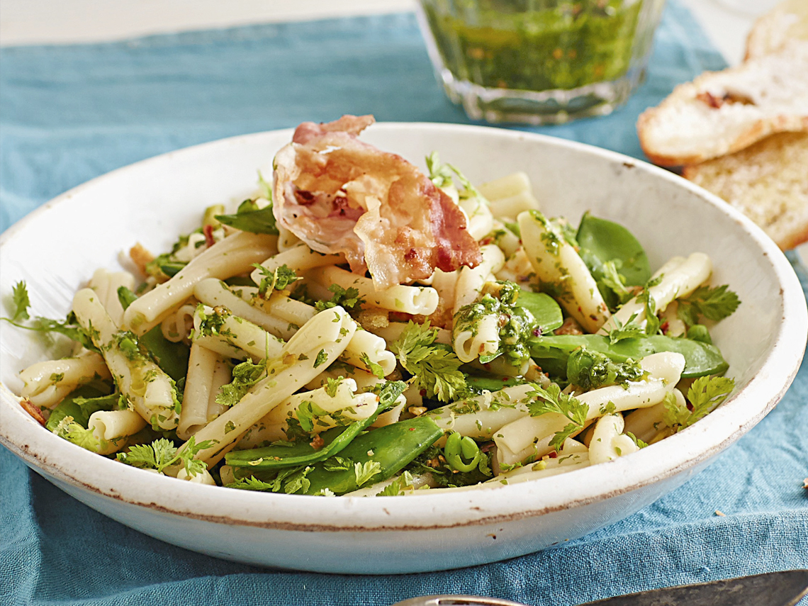 Macarrones con pesto de perifollo y panceta