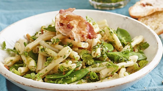 Macarrones con pesto de perifollo y panceta