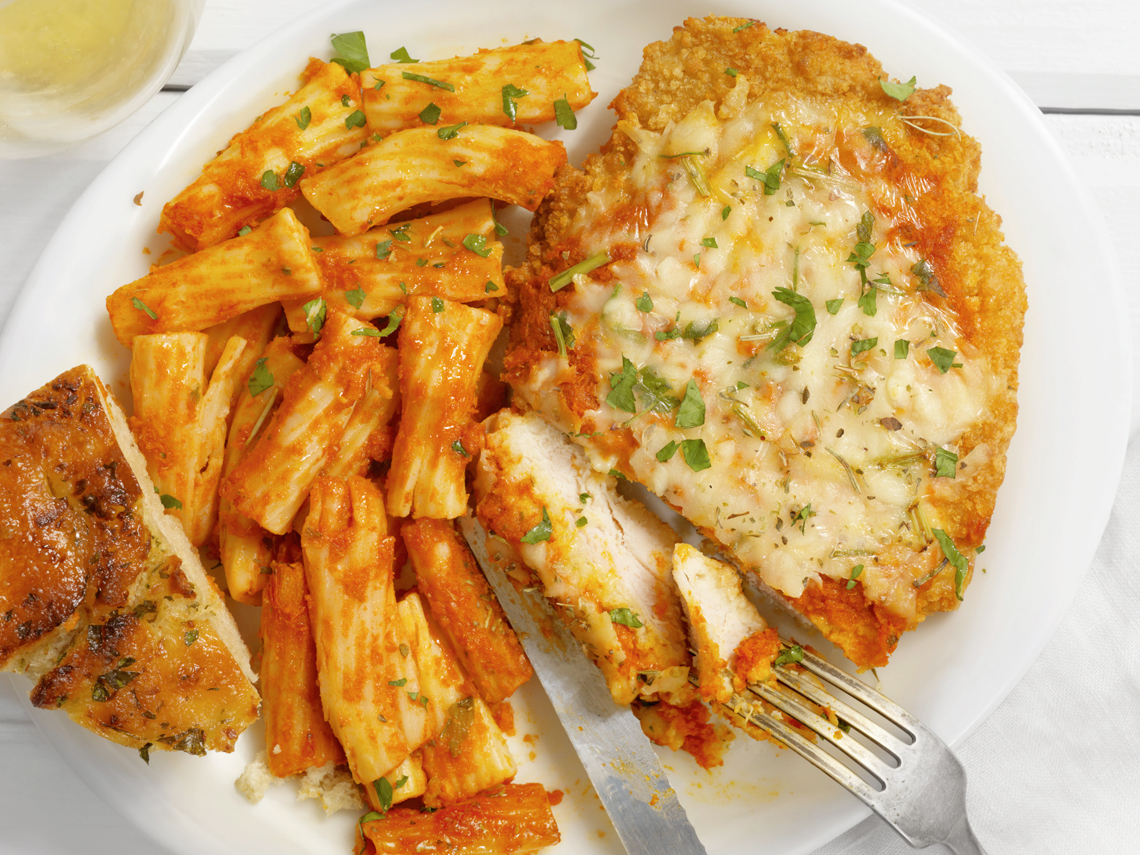 Pasta con tomate y pollo empanado