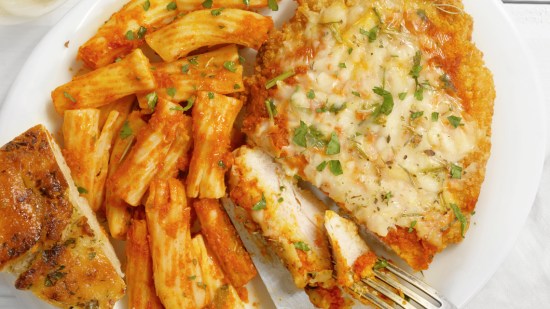 Pasta con tomate y pollo empanado