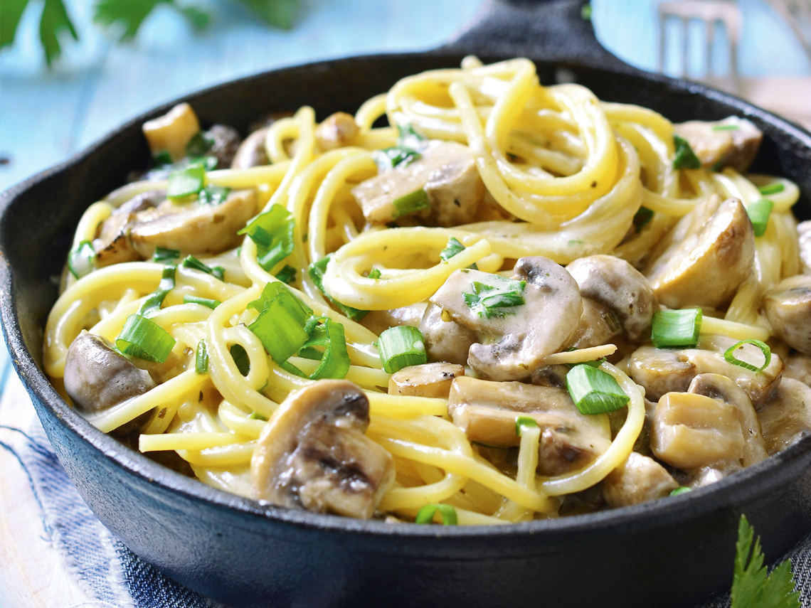 Espaguetis con nata y champiñones