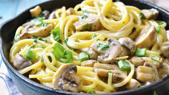 Espaguetis con nata y champiñones