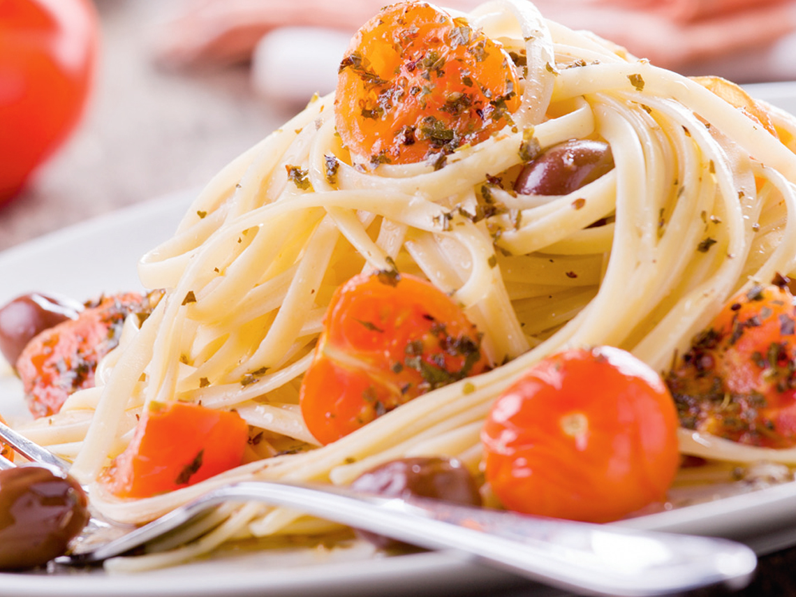 Linguine con tomatitos cherry y aceitunas moradas