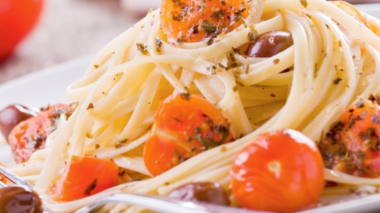 Linguine con tomatitos cherry y aceitunas moradas
