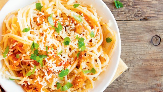 Espaguetis con salsa de tomate y zanahoria